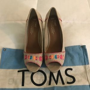 TOMS 8.5W cork open toe wedge worn once